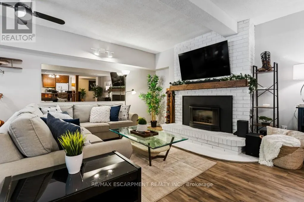 196 DUNDAS STREET E