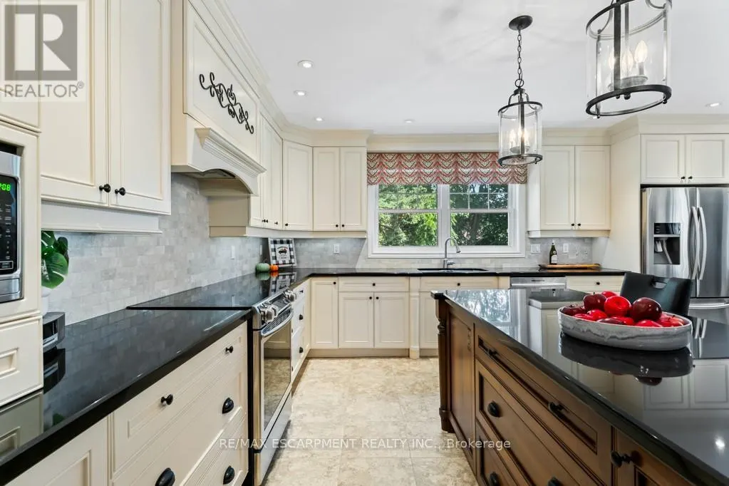 196 DUNDAS STREET E