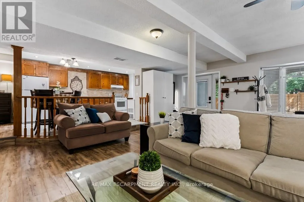 196 DUNDAS STREET E