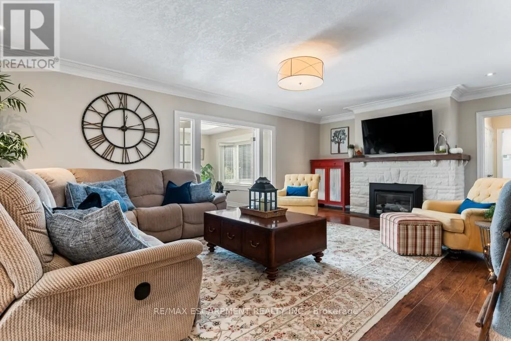 196 DUNDAS STREET E