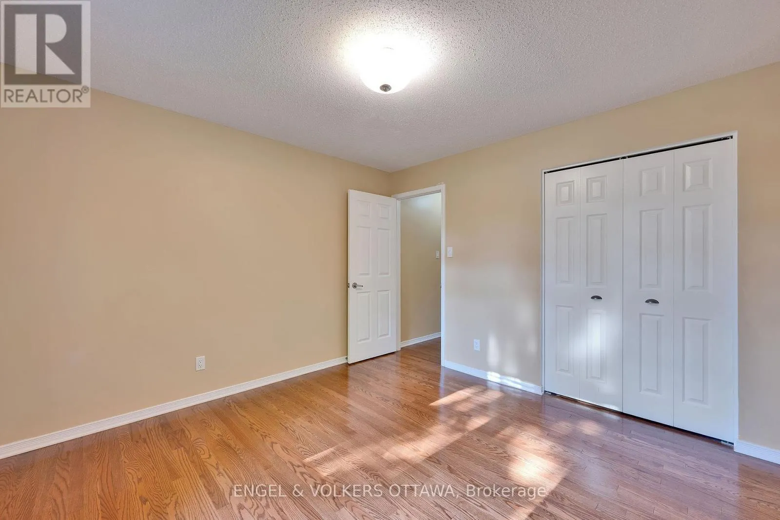 5233 MCLEAN CRESCENT