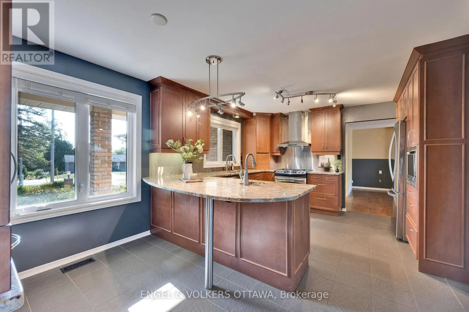 5233 MCLEAN CRESCENT