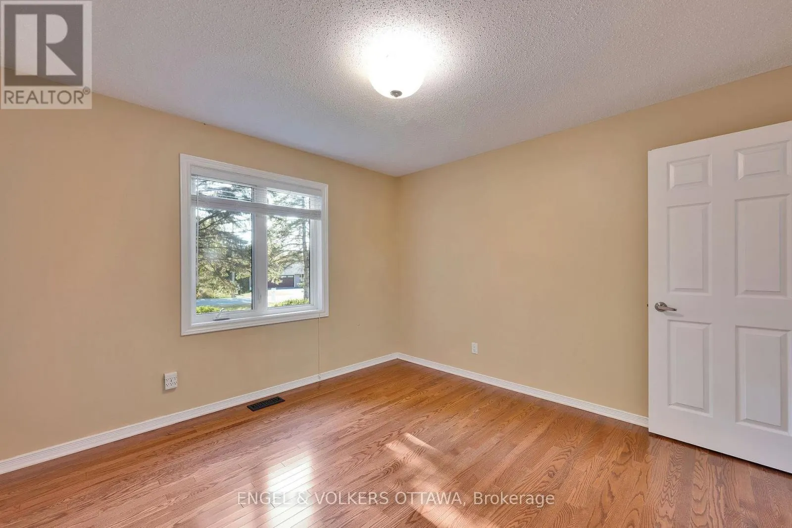 5233 MCLEAN CRESCENT