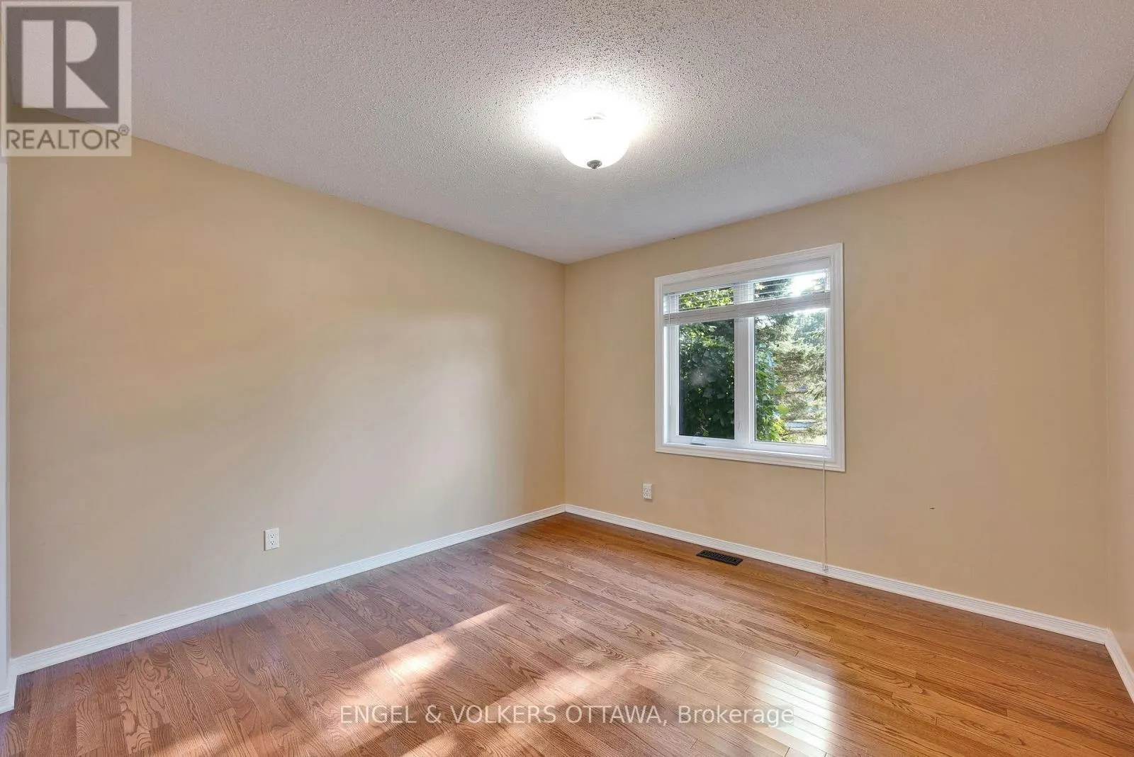 5233 MCLEAN CRESCENT