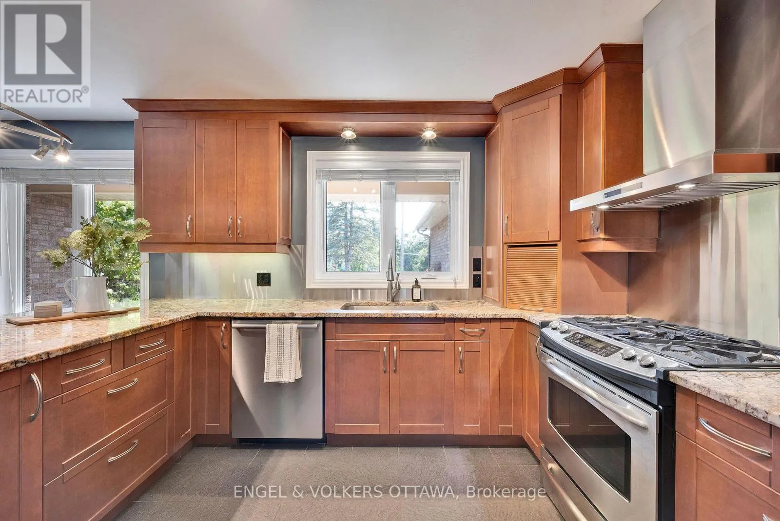 5233 MCLEAN CRESCENT