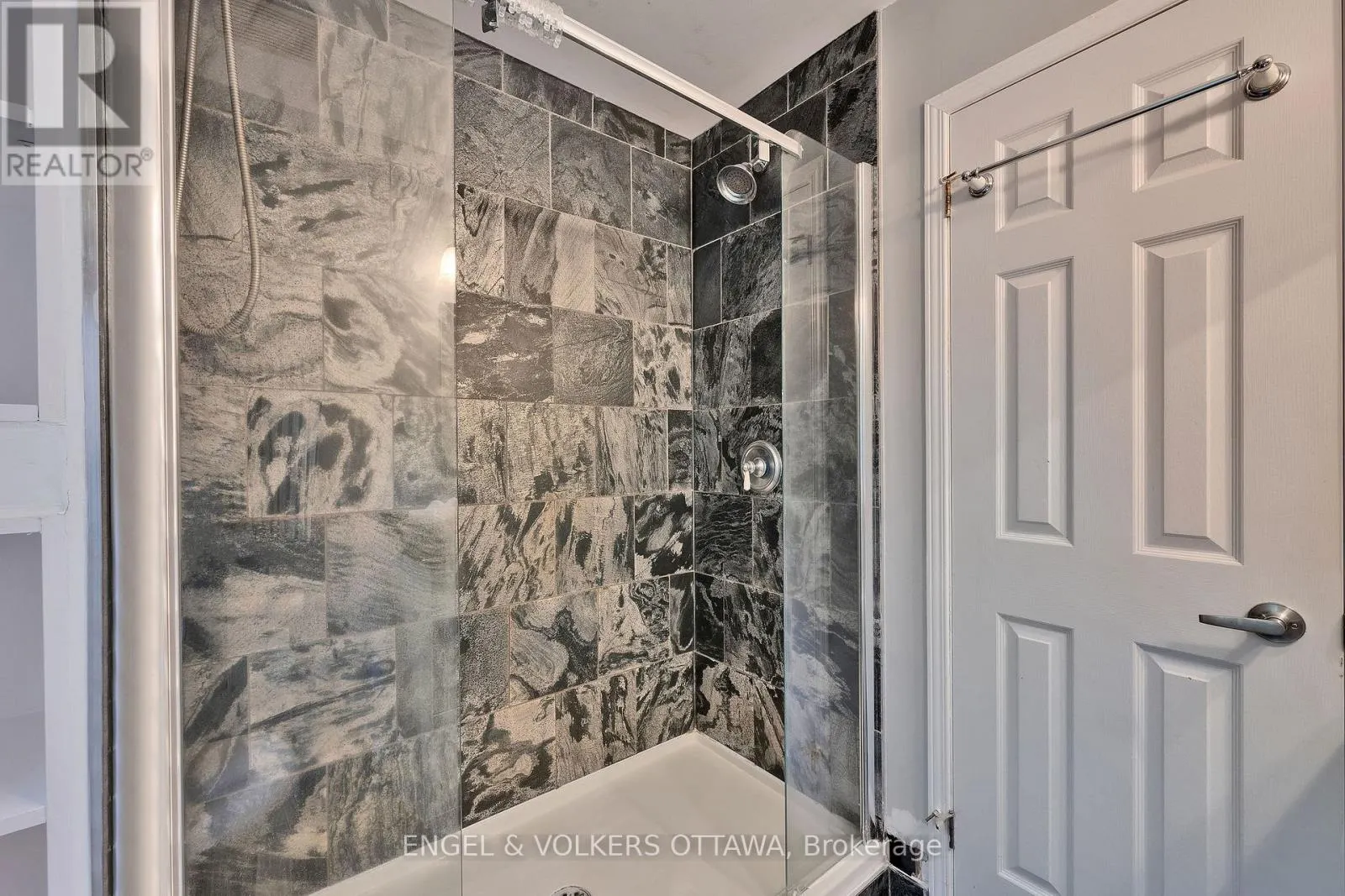 5233 MCLEAN CRESCENT