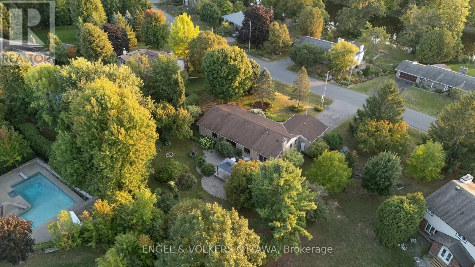 5233 MCLEAN CRESCENT