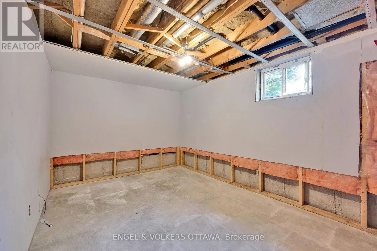 5233 MCLEAN CRESCENT