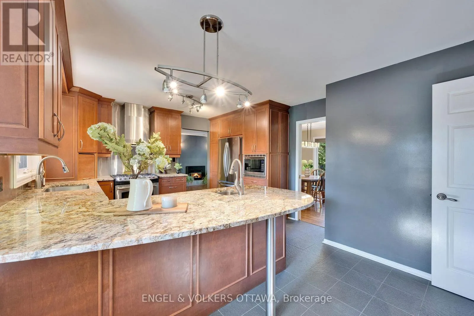 5233 MCLEAN CRESCENT