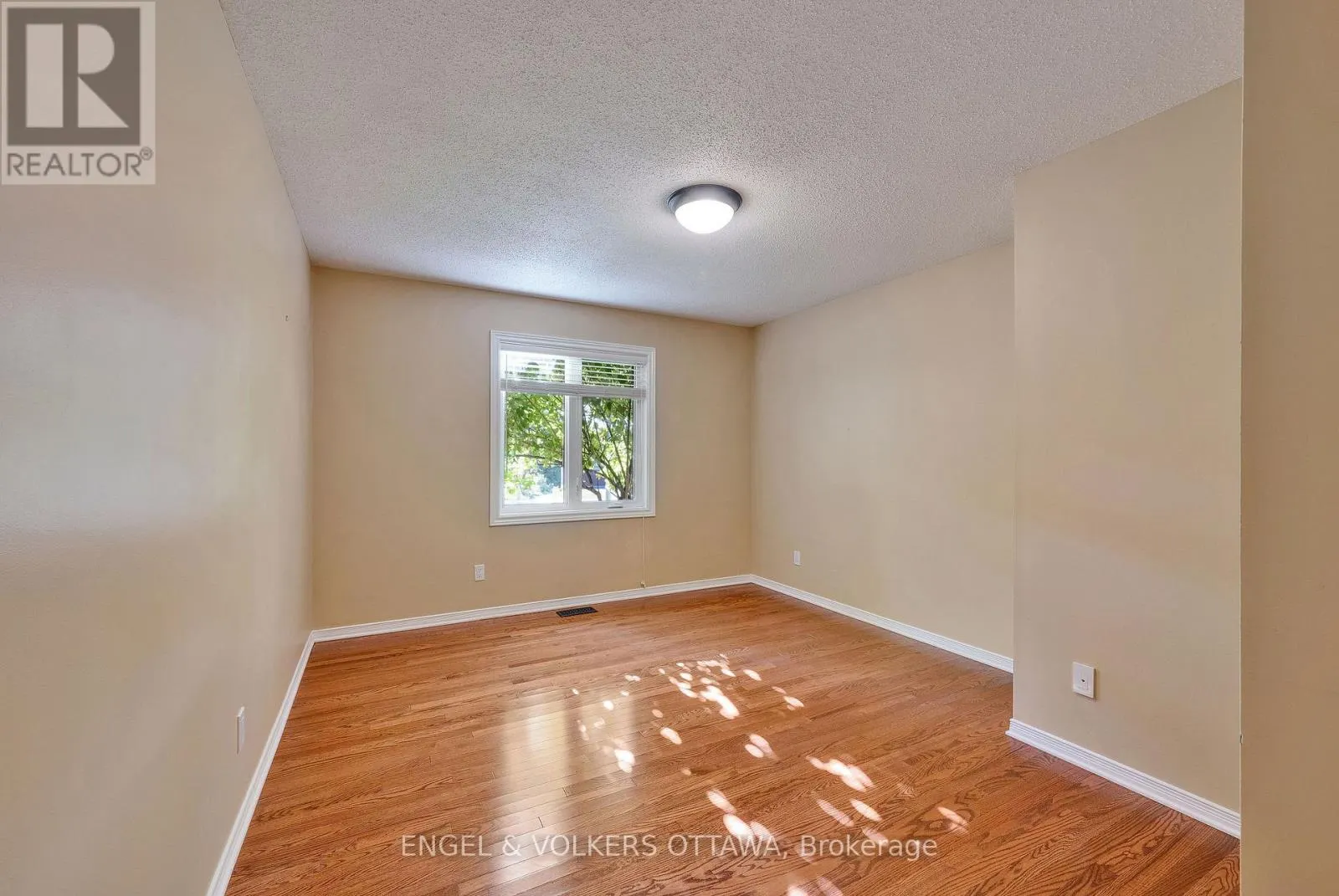 5233 MCLEAN CRESCENT