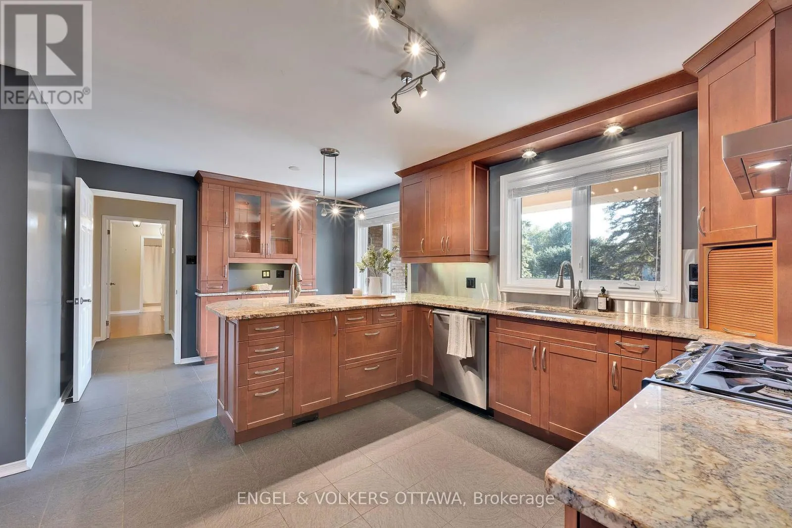 5233 MCLEAN CRESCENT