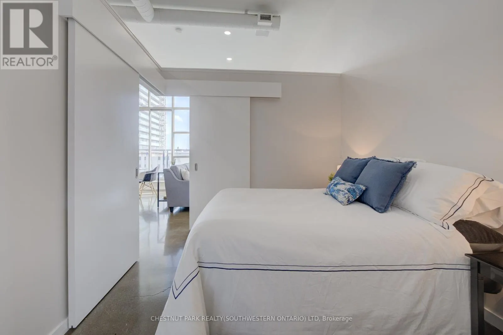 524 - 404 KING STREET W