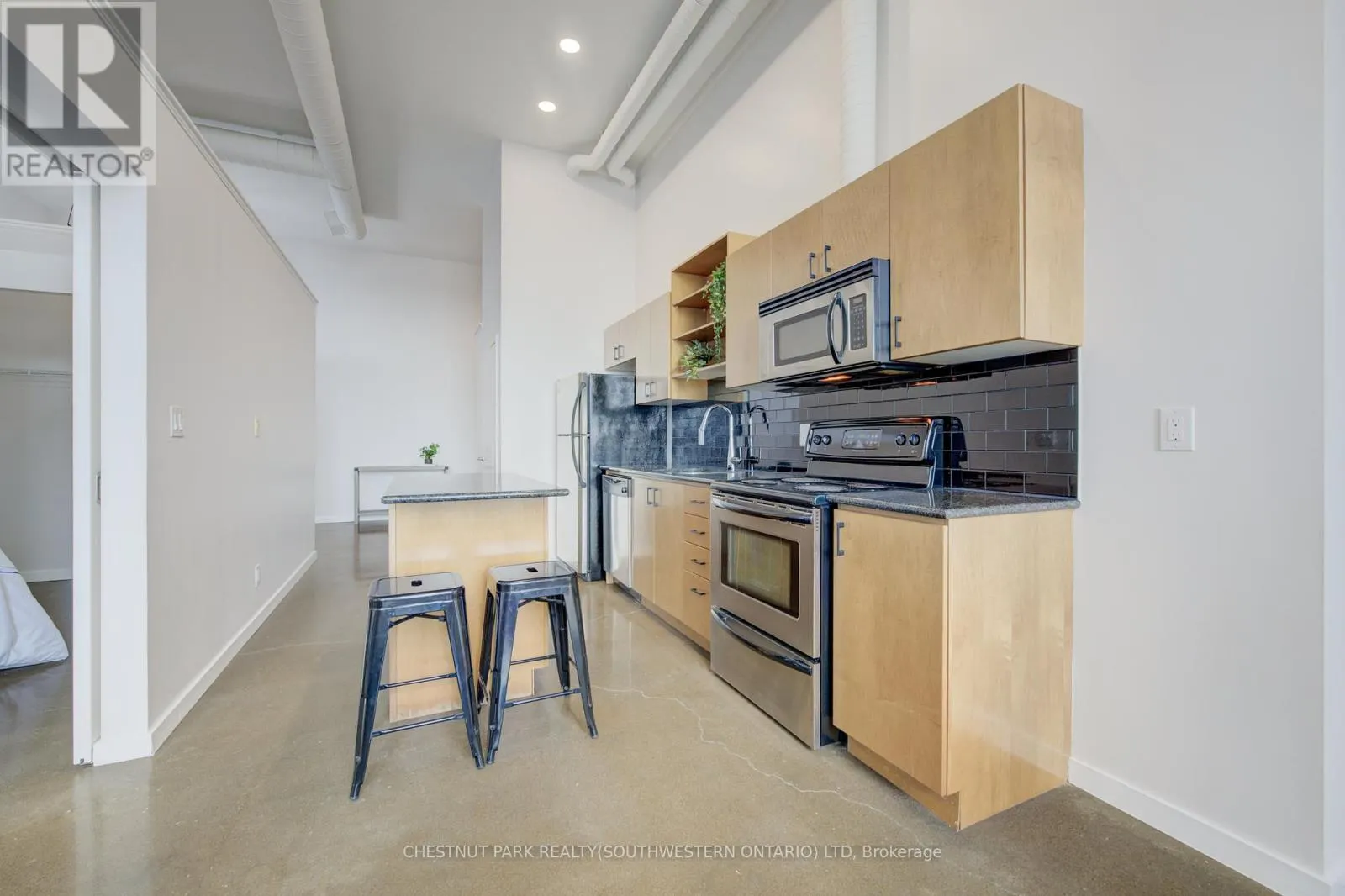 524 - 404 KING STREET W