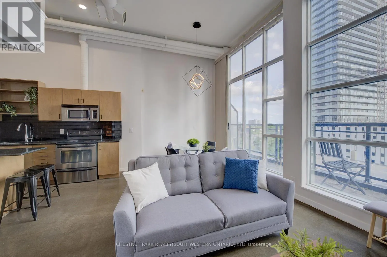 524 - 404 KING STREET W