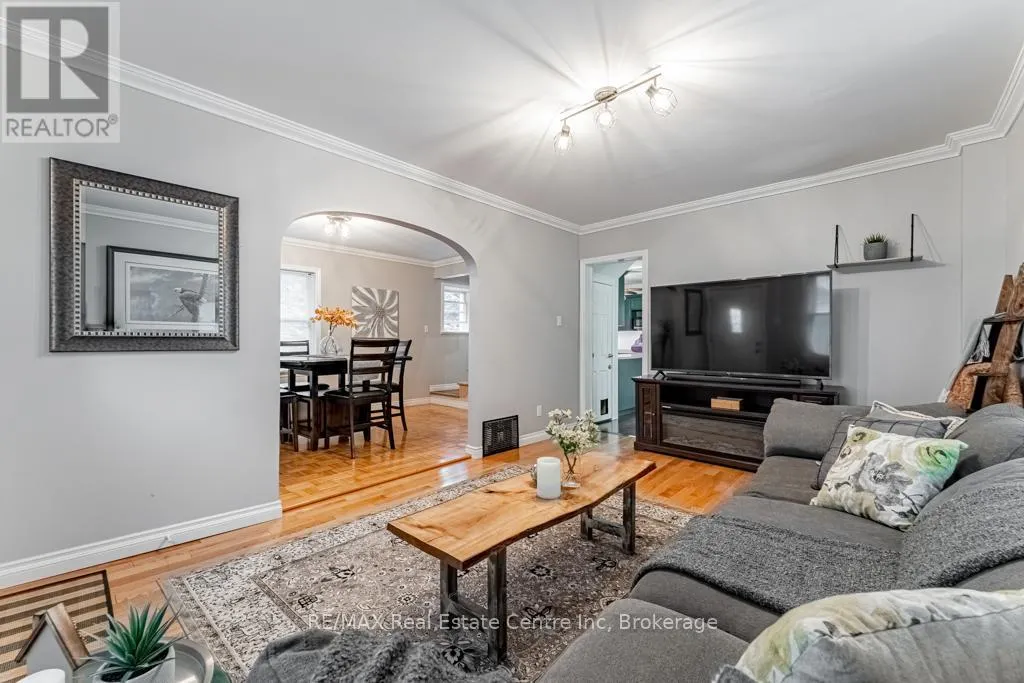 14 RIVERSIDE DRIVE W
