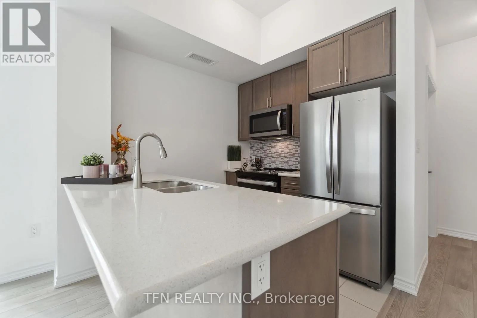 121 - 460 DUNDAS STREET E