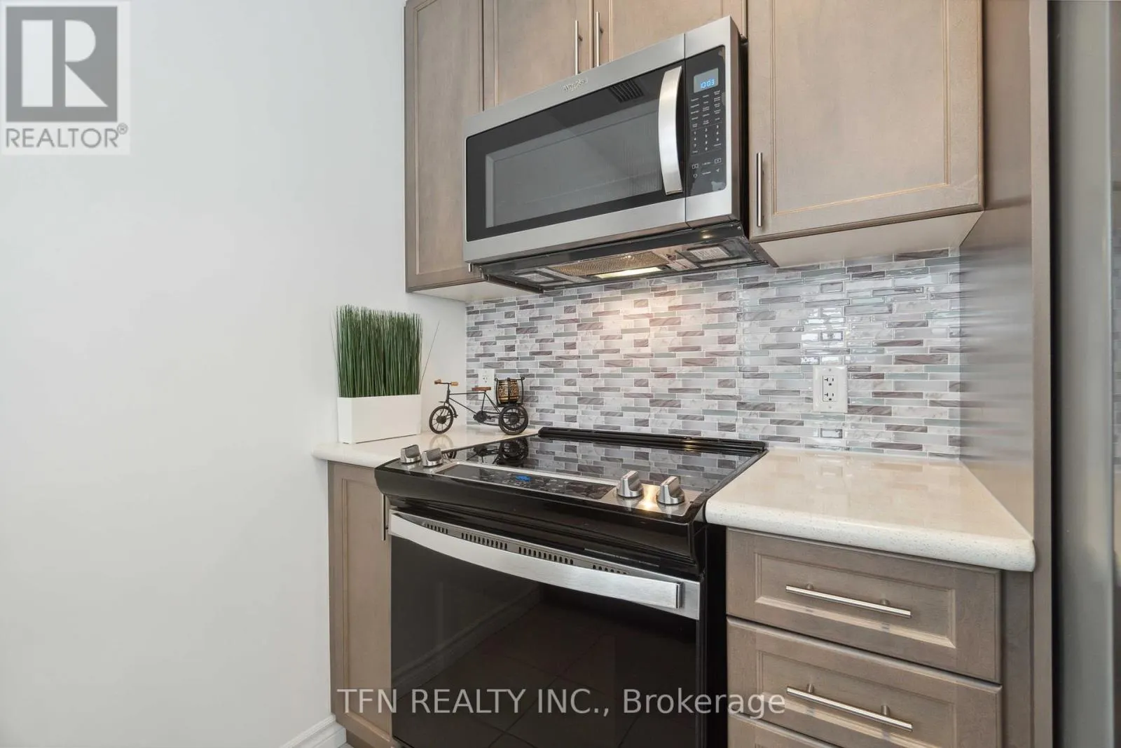 121 - 460 DUNDAS STREET E