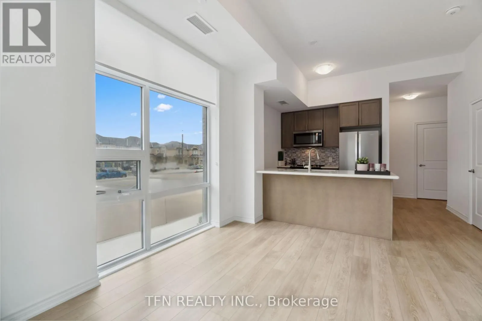 121 - 460 DUNDAS STREET E