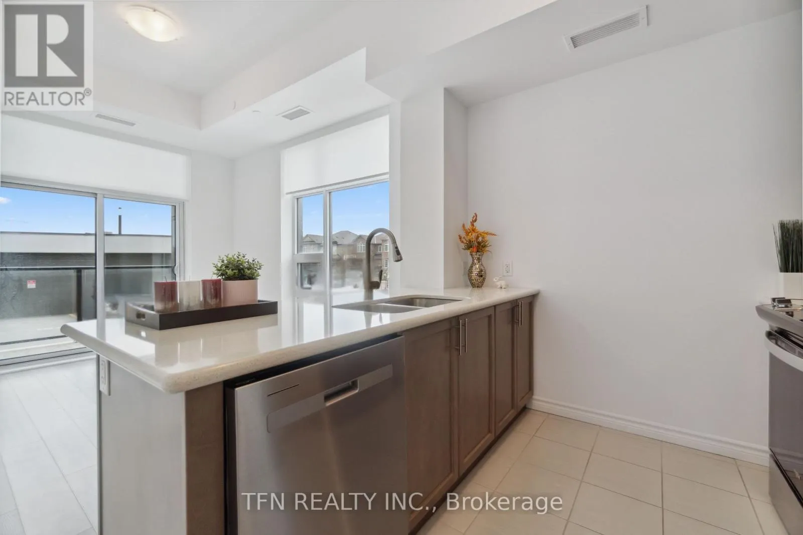 121 - 460 DUNDAS STREET E