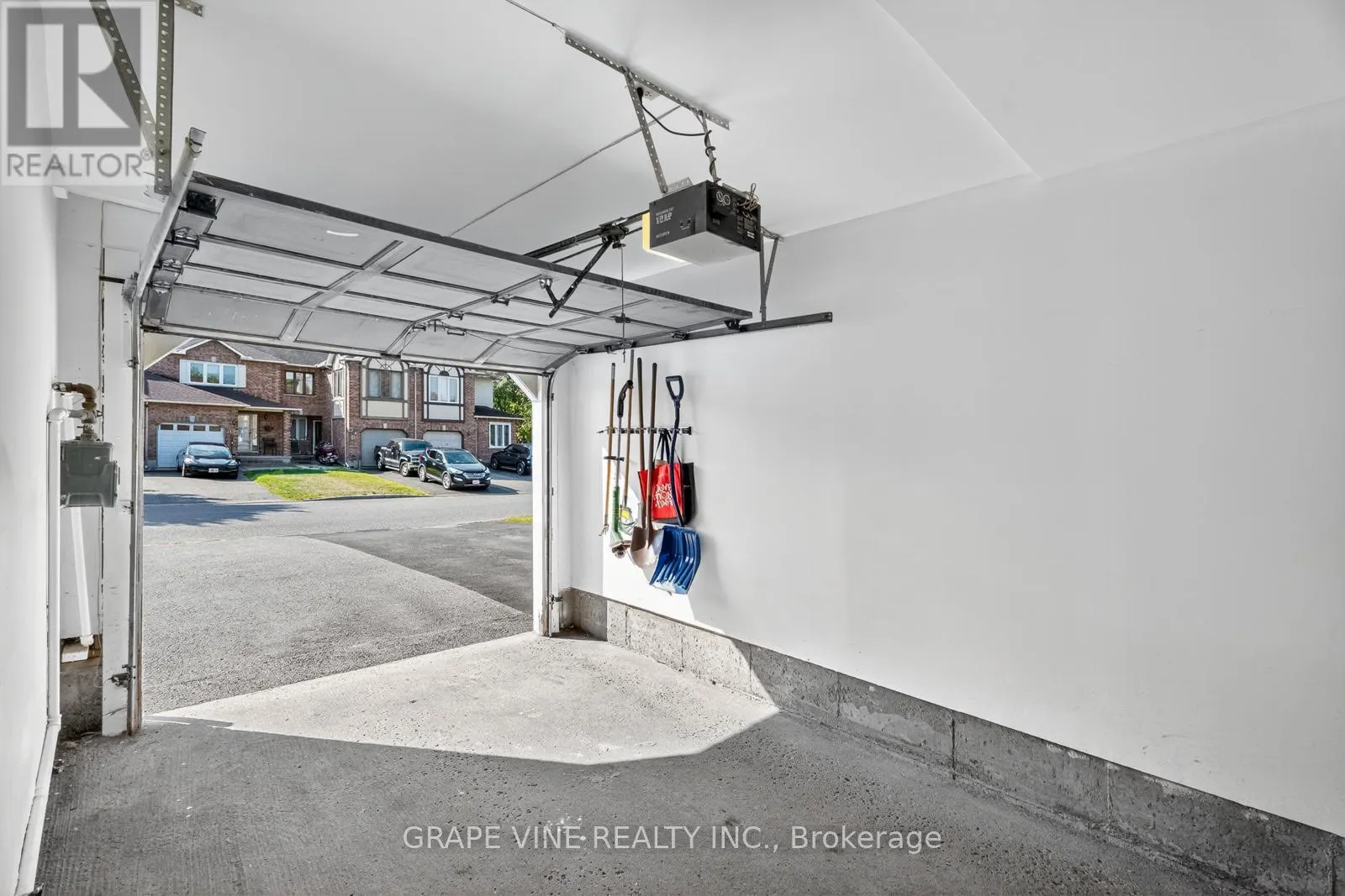 204 HUNTERSWOOD CRESCENT