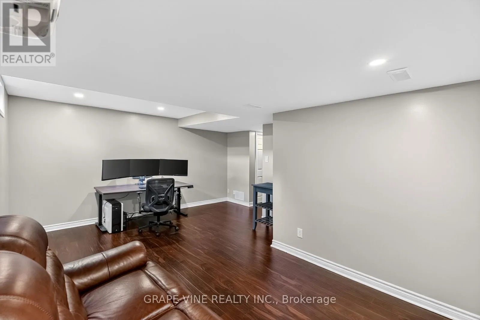 204 HUNTERSWOOD CRESCENT