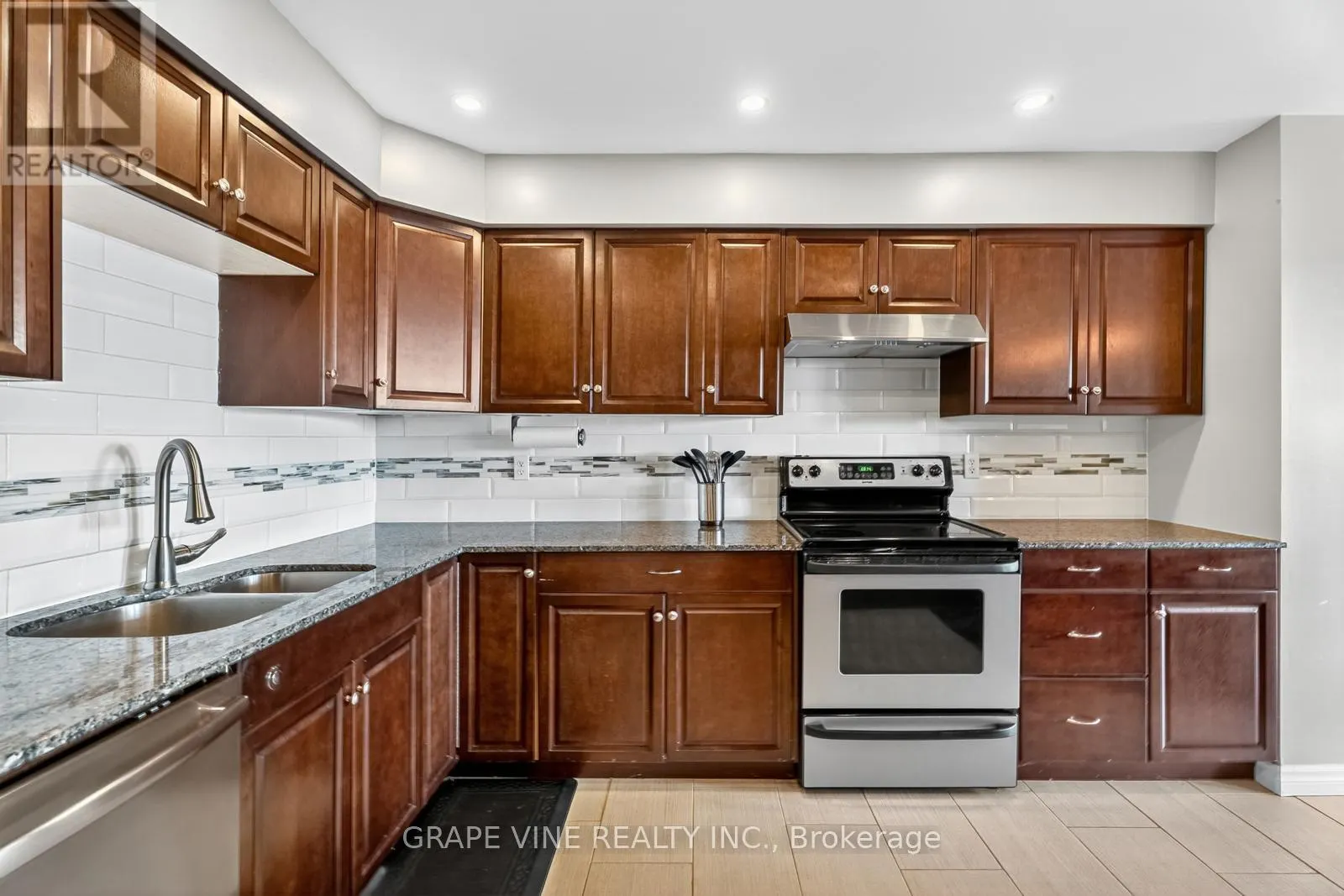 204 HUNTERSWOOD CRESCENT
