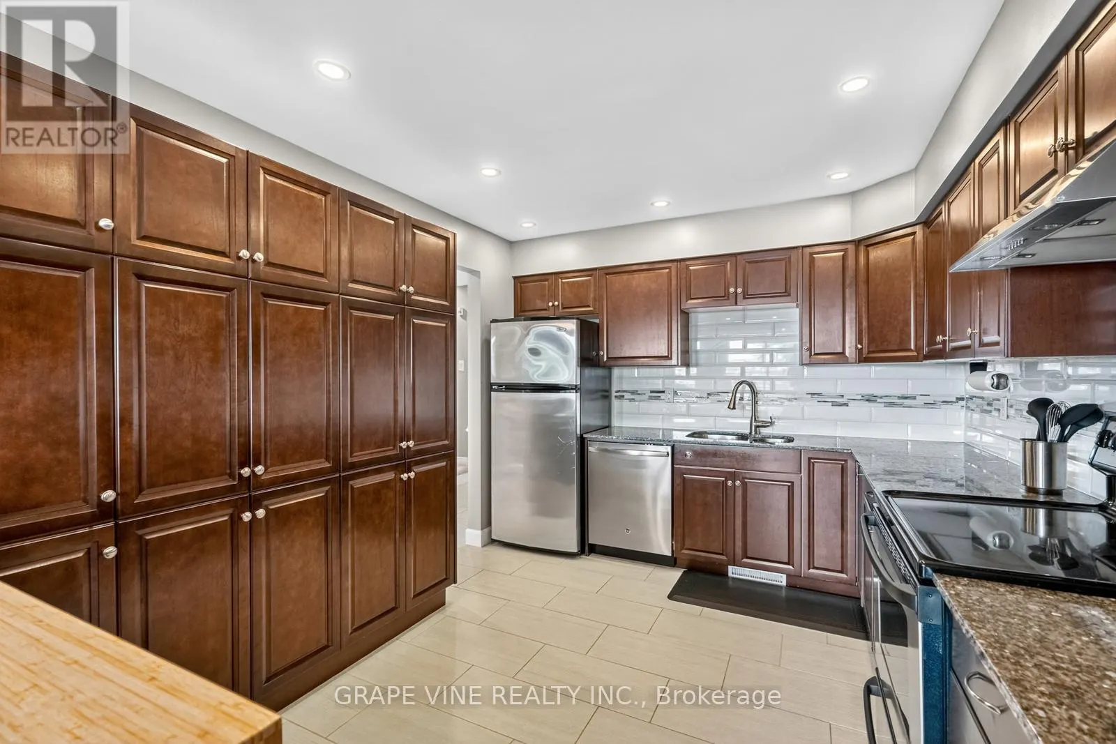 204 HUNTERSWOOD CRESCENT