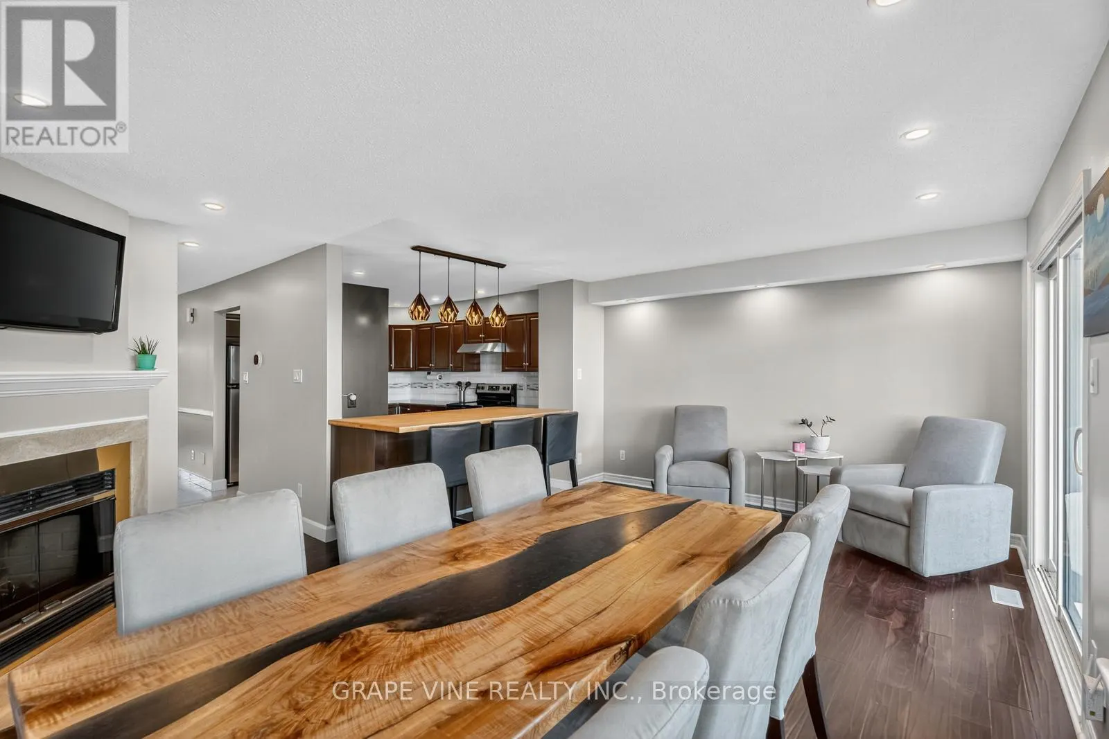 204 HUNTERSWOOD CRESCENT