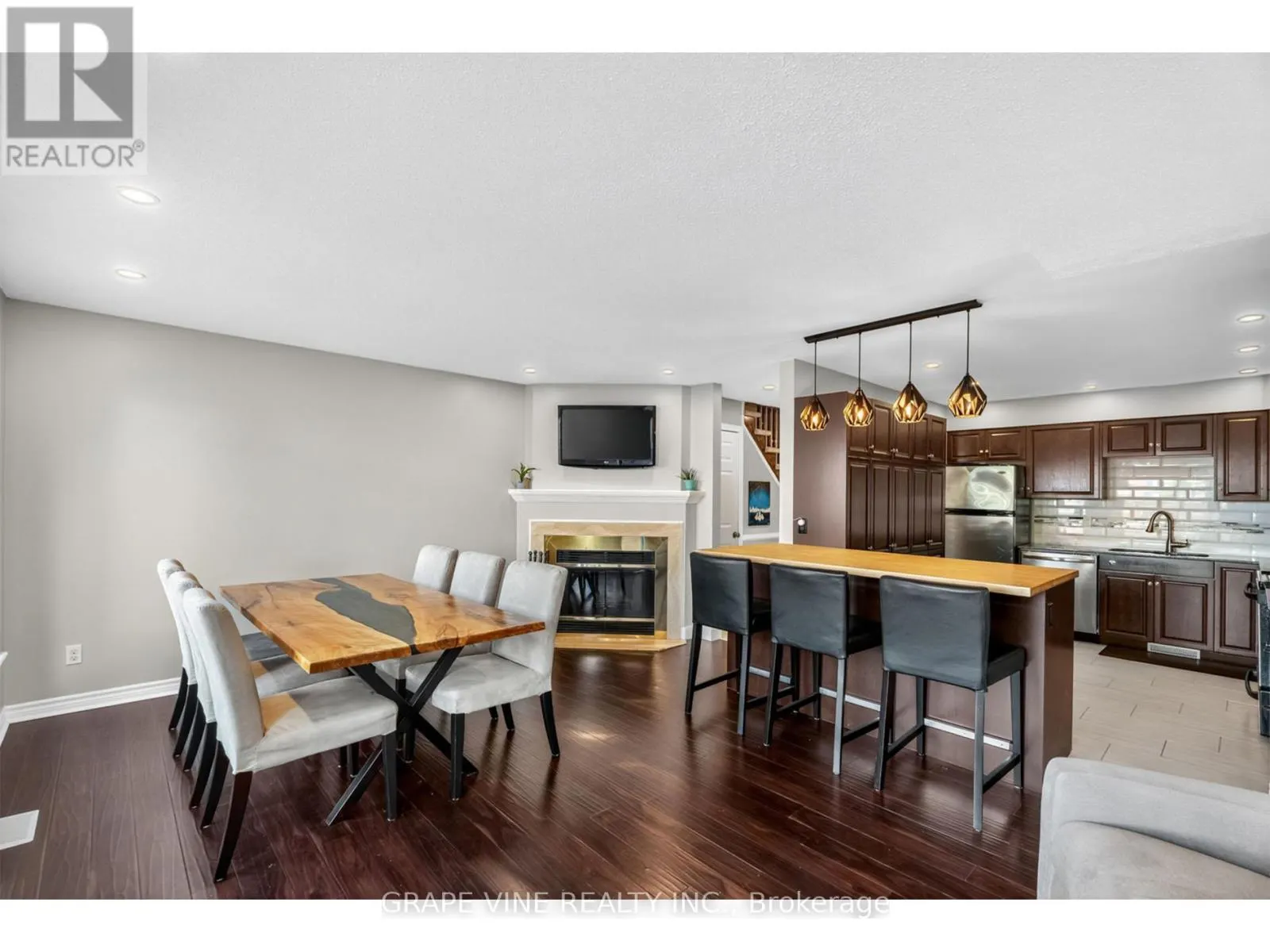 204 HUNTERSWOOD CRESCENT
