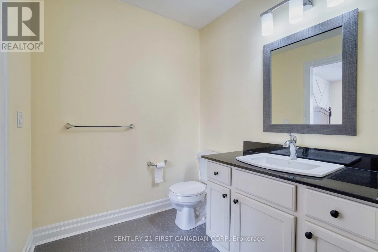 8 - 1850 BEAVERBROOK AVENUE, #8