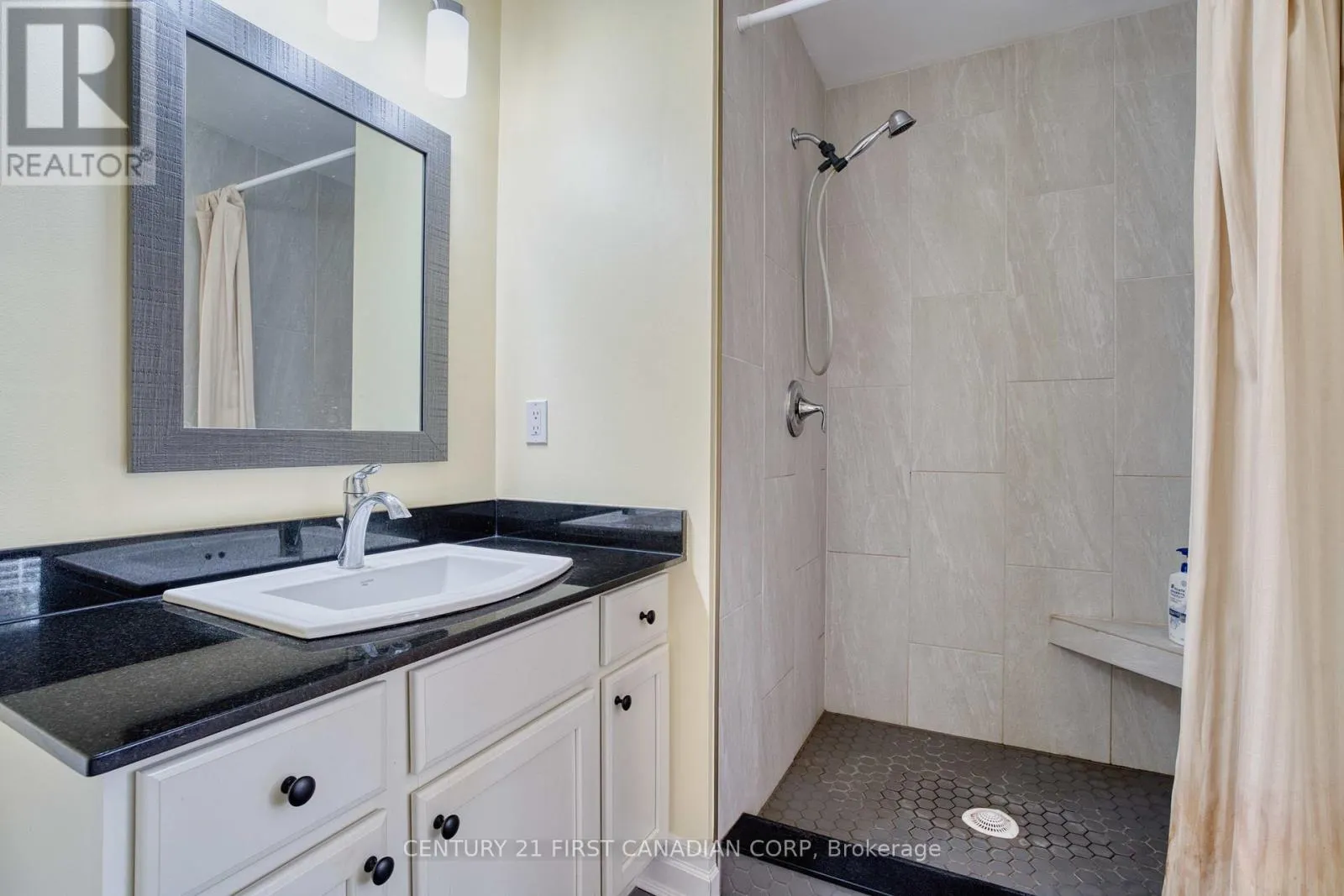 8 - 1850 BEAVERBROOK AVENUE, #8