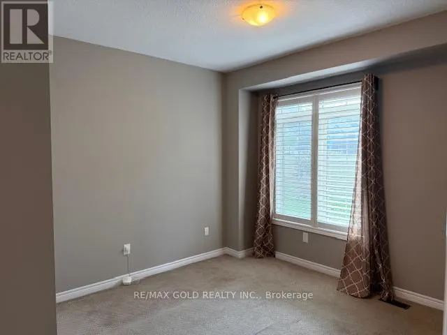 8 - 215 DUNDAS STREET E