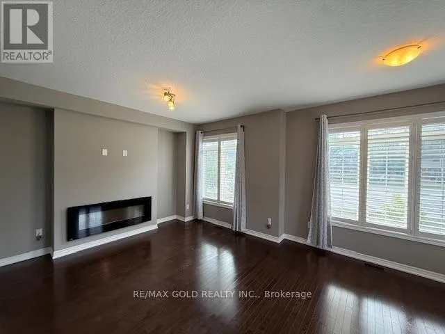 8 - 215 DUNDAS STREET E