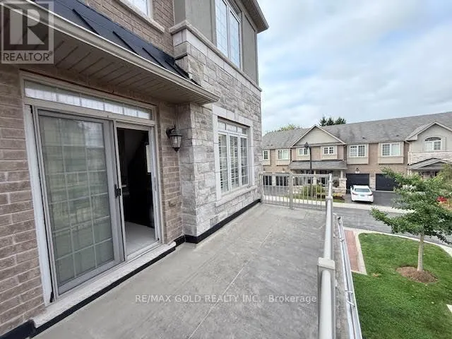 8 - 215 DUNDAS STREET E