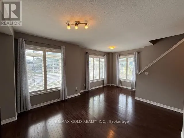 8 - 215 DUNDAS STREET E