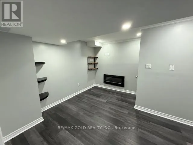 8 - 215 DUNDAS STREET E