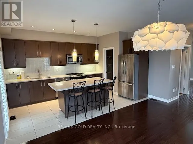 8 - 215 DUNDAS STREET E