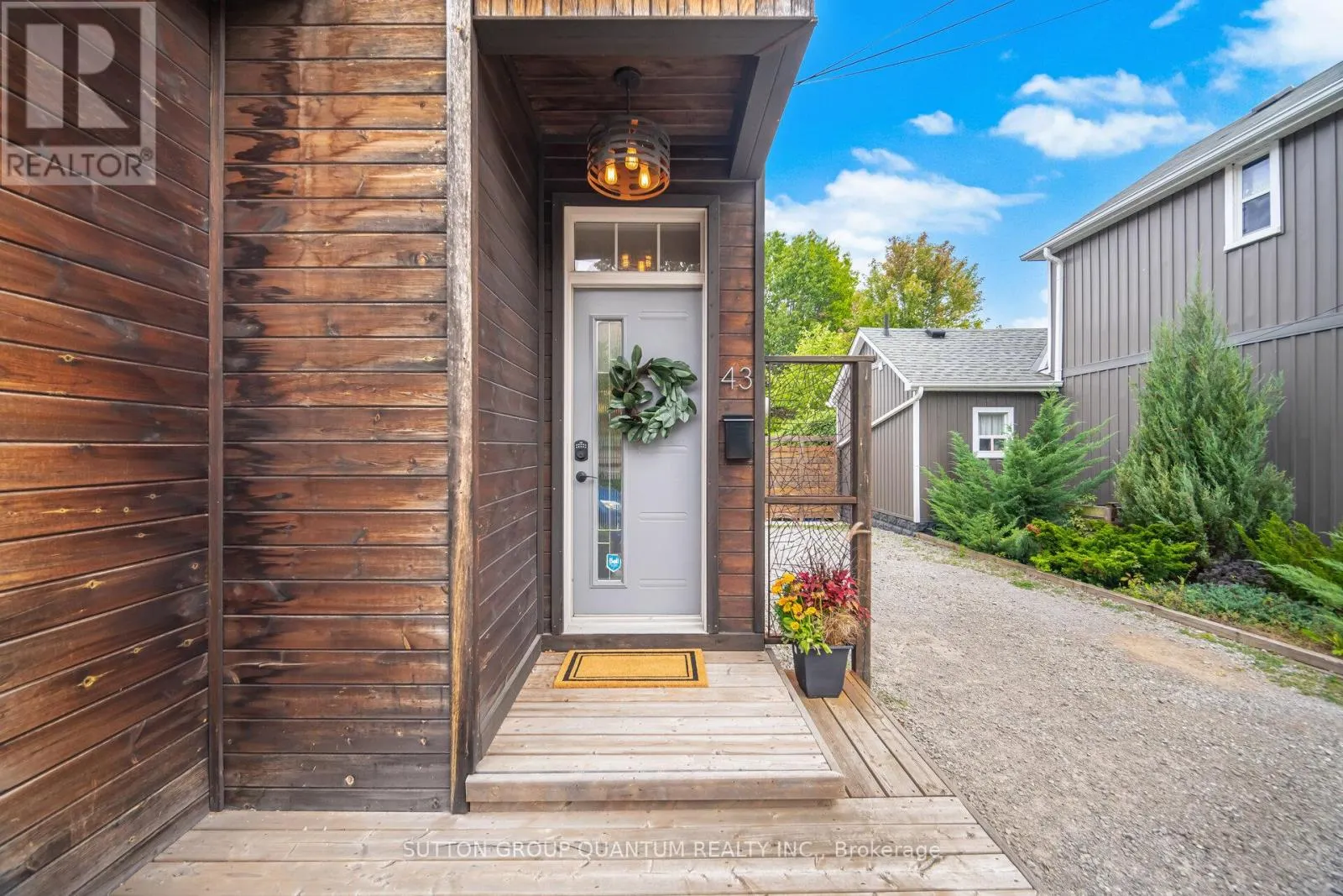 43 WOODBINE CRESCENT E