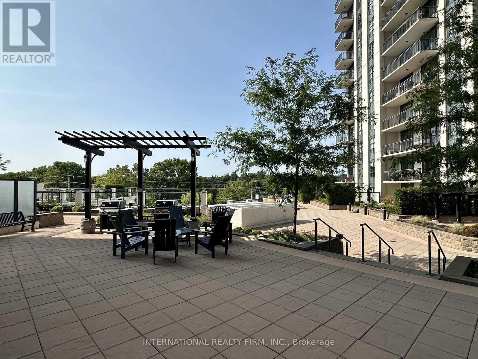 155 CAROLINE STREET S