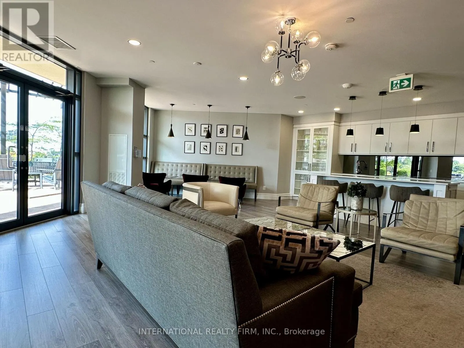 155 CAROLINE STREET S