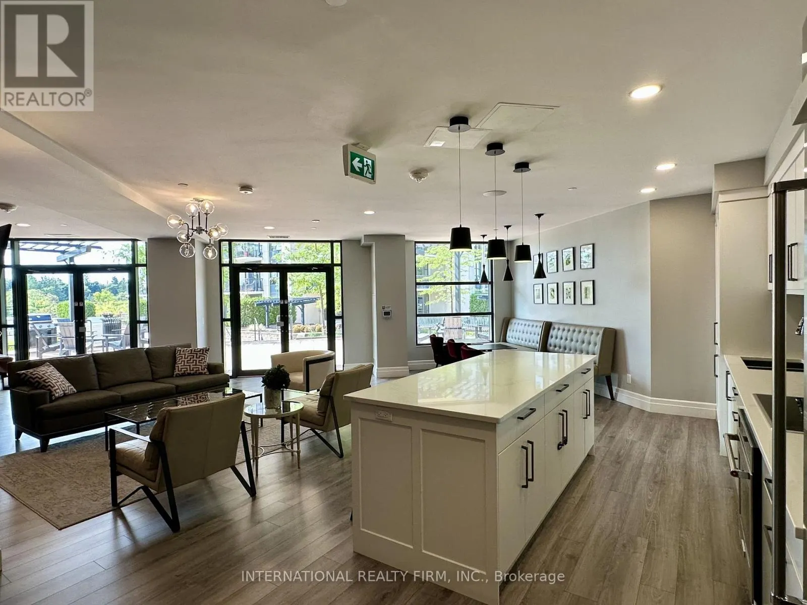 155 CAROLINE STREET S