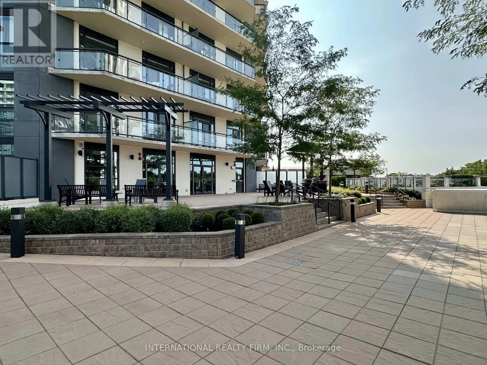 155 CAROLINE STREET S