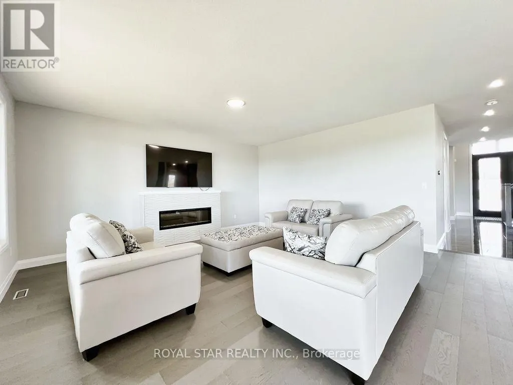 38 CHARLES CURRIE CRESCENT
