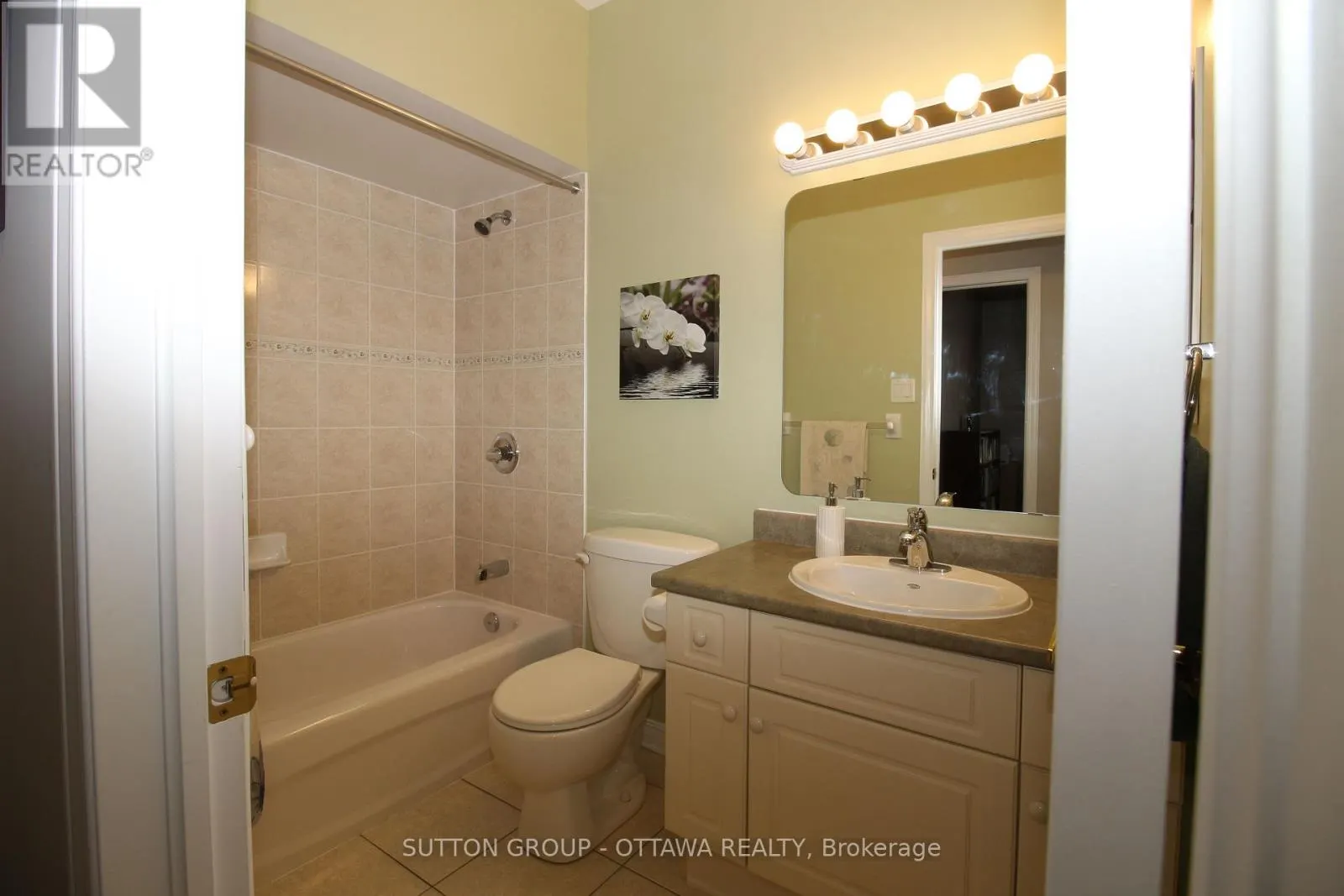 18 SIROCCO CRESCENT