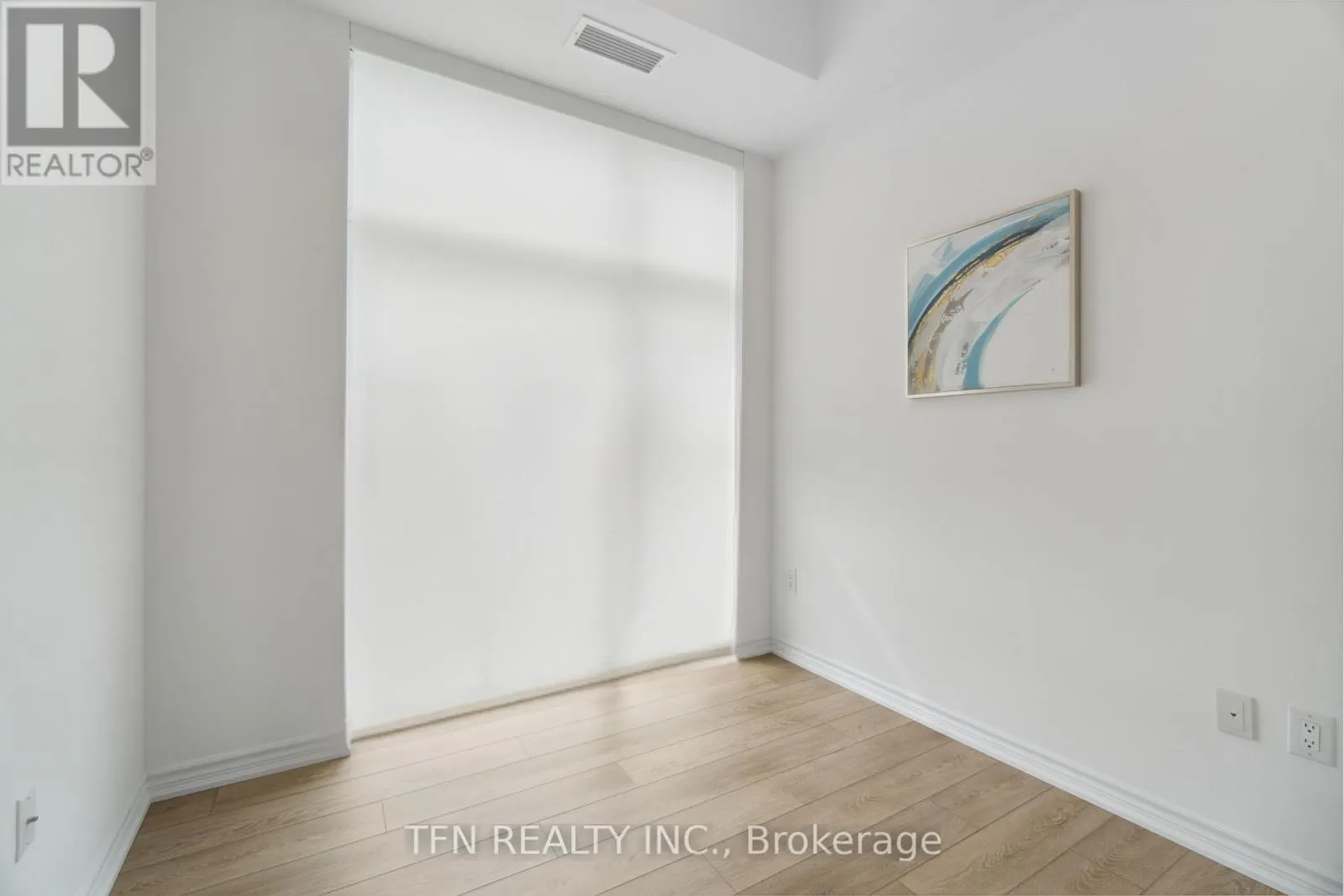 121 - 460 DUNDAS STREET E