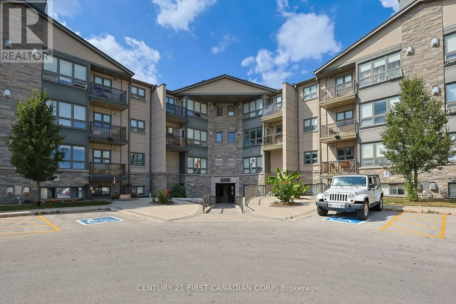215 - 15 JACKSWAY CRESCENT N, #215