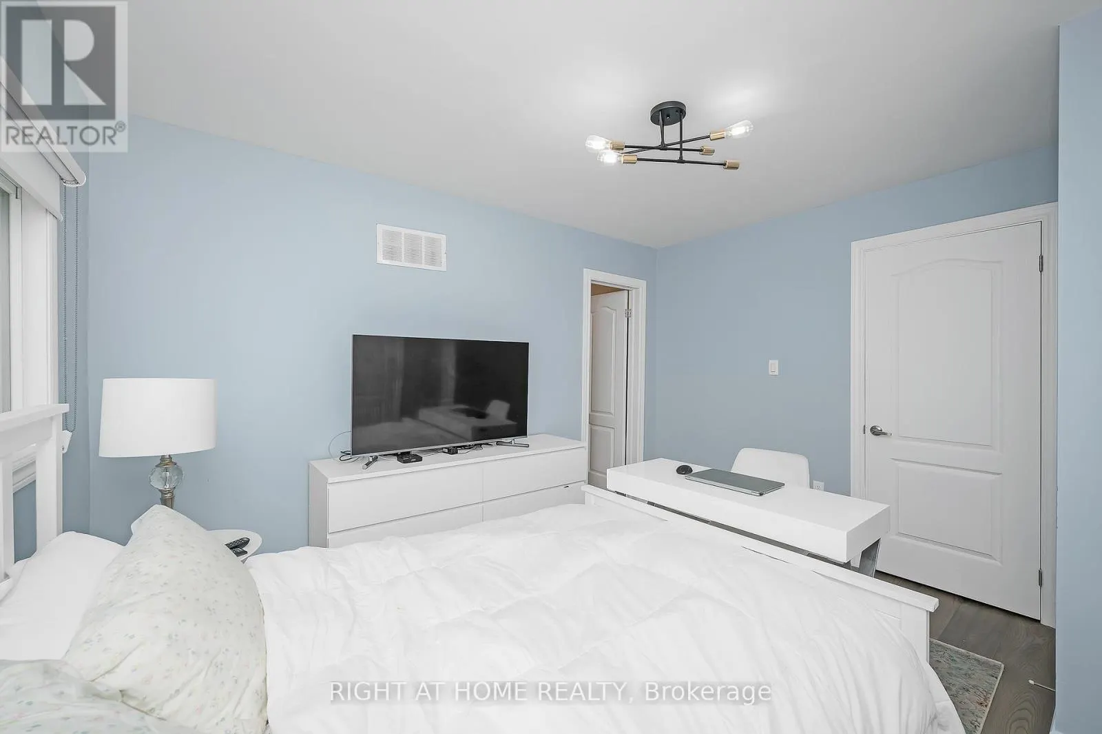 74 SEABREEZE CRESCENT