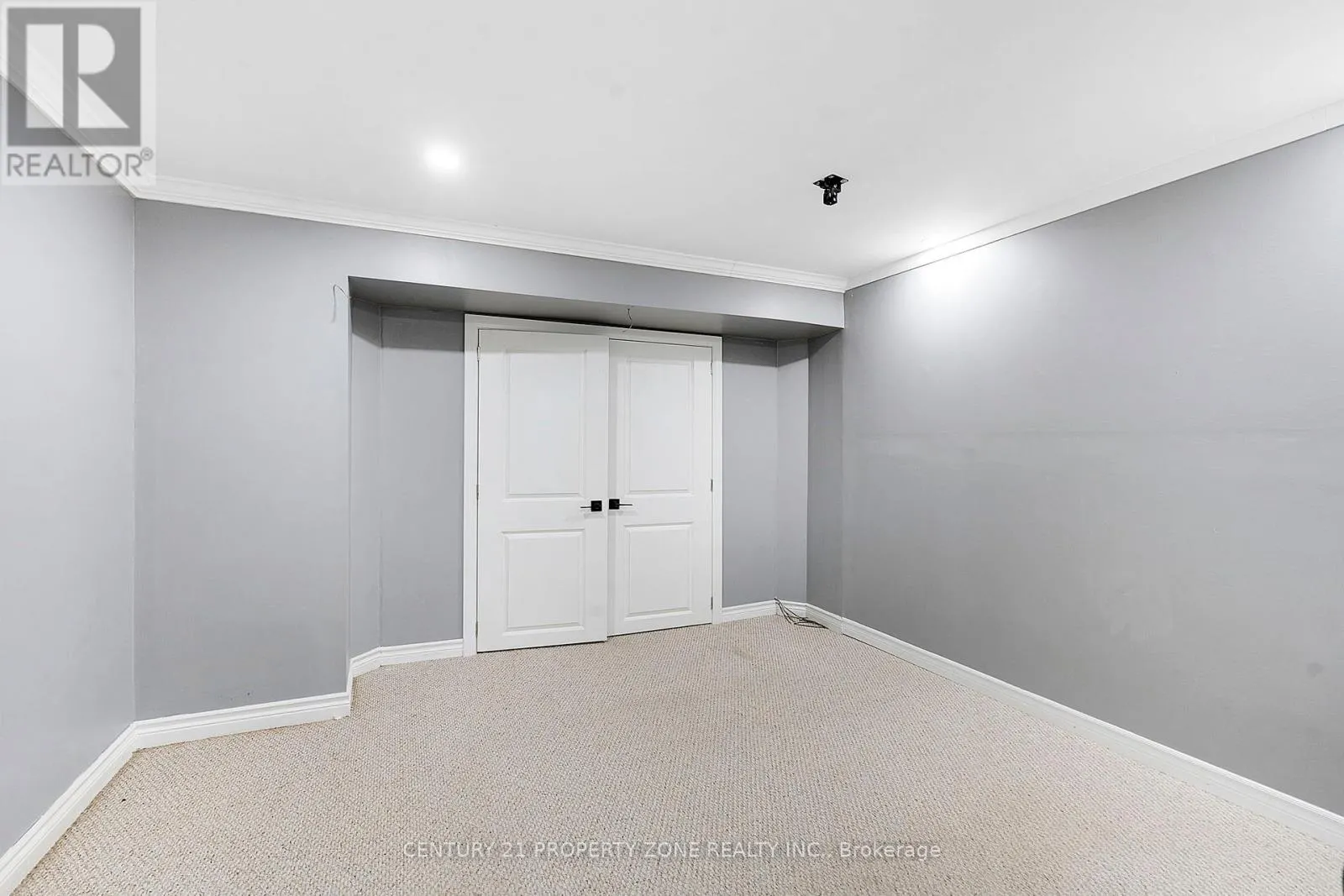 15 ROYAL YORK COURT
