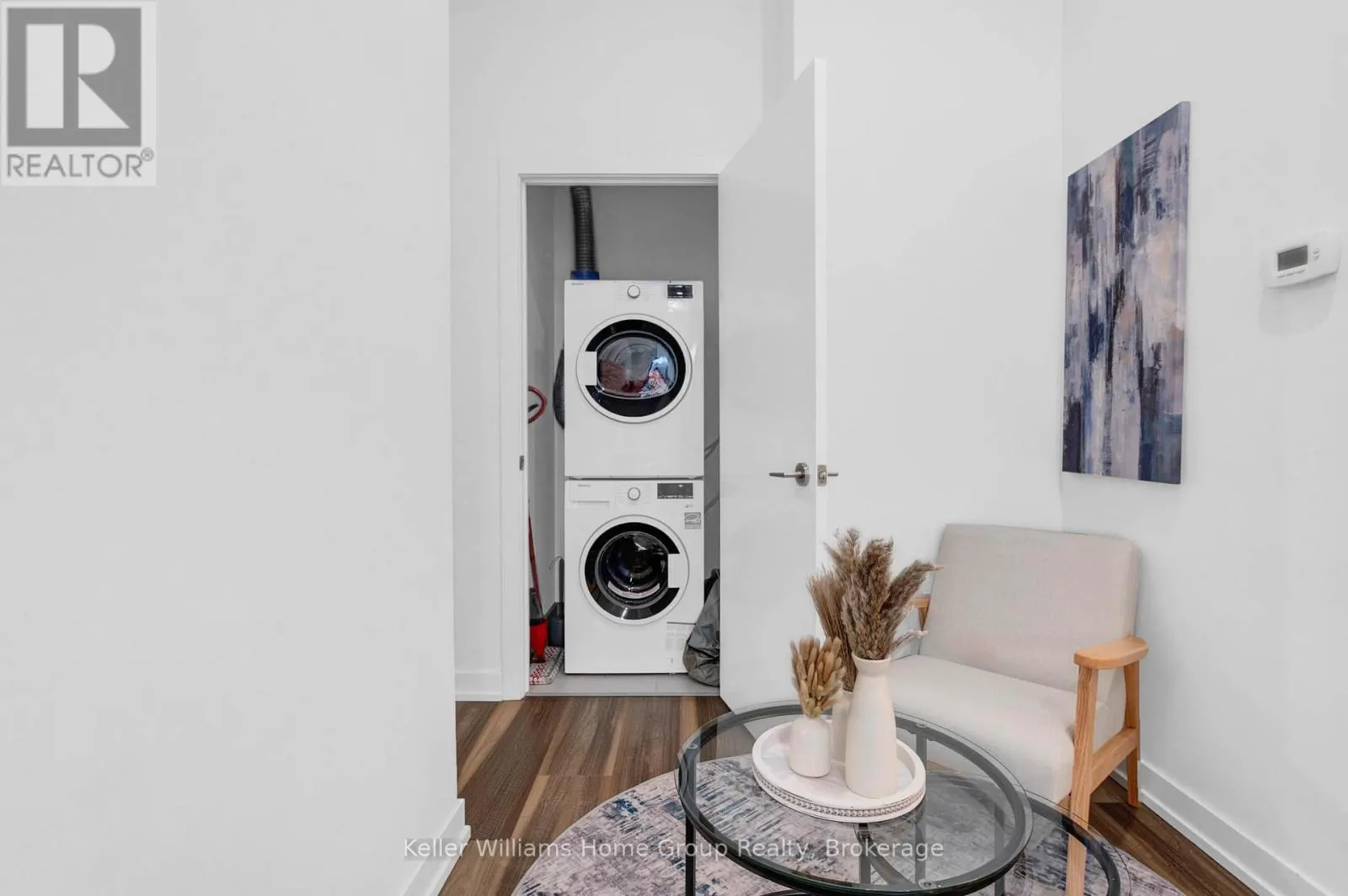 208 - 5 WELLINGTON STREET S, #208