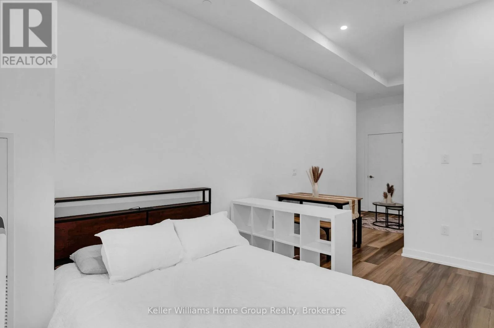 208 - 5 WELLINGTON STREET S, #208